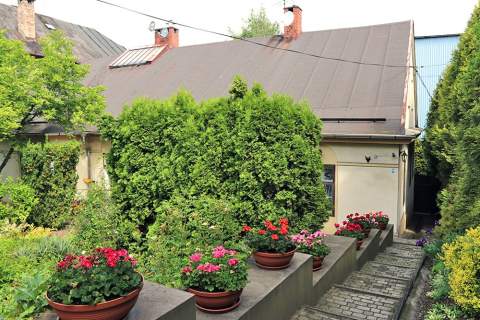 Kamienica inwestycyjna parking 8 aut - centrum