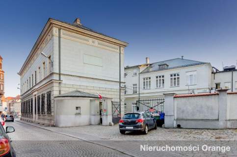 Budynek biurowy w centrum, z parkingiem