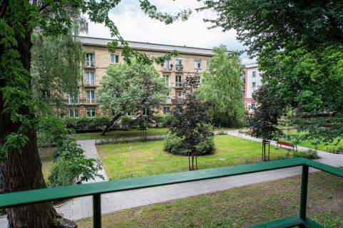 Dwustronne, 2 pokojowe w kamienicy blisko metra