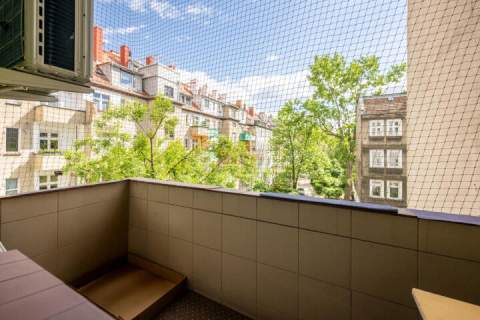 3 pokoje osobna kuchnia wysokie sufity balkon kamienica
