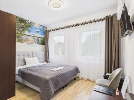 Obiekt hotelowy nad jeziorem na Mazurach.