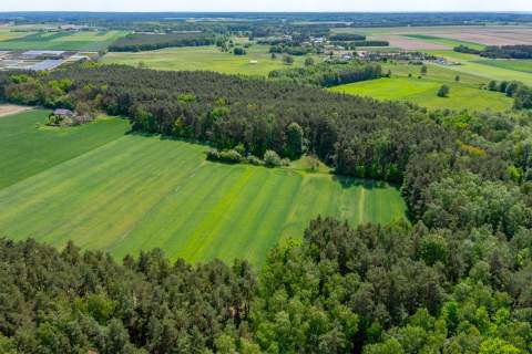 Budowlana 2300 m ze stawem i zielenią