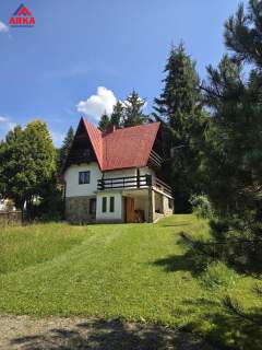 Dom nad strumieniem w otoczeniu zieleni