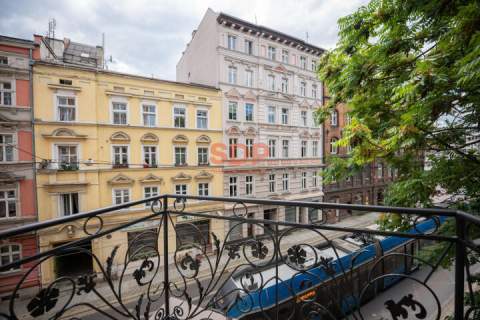 urokliwa kawalerka w odrestaurowanej kamienicy balkon