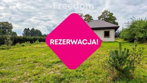 uroczy dom parterowy w otoczeniu przyrody