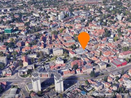Budynek biurowy w centrum, z parkingiem