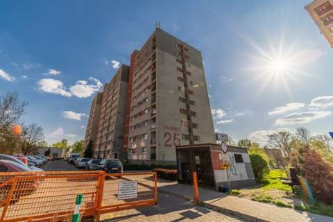 Wynajmę jasną kawalerkę, Niepodległości 25