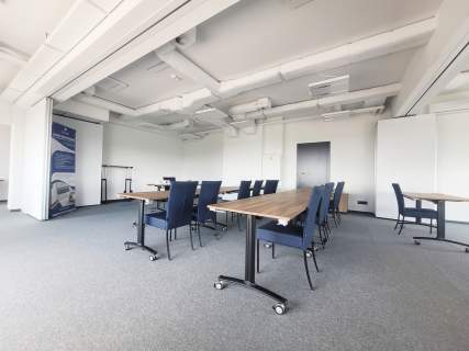 Lokal w nowoczesnym budynku z salą konferencyjną