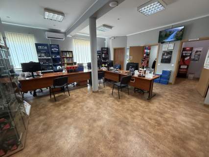 Magazyn z zapleczem biurowo-handlowym