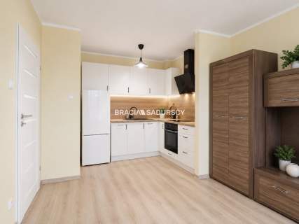 Ustawne 2 pokojowe mieszkanie w apartamentowcu.