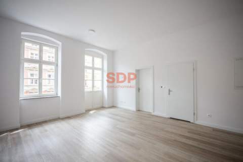 kawalerka z osobną kuchnią piekna kamienica balkon