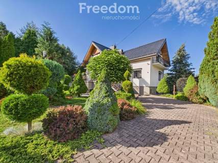 Dom 237 m 3 poziomy zagospodarowany ogród