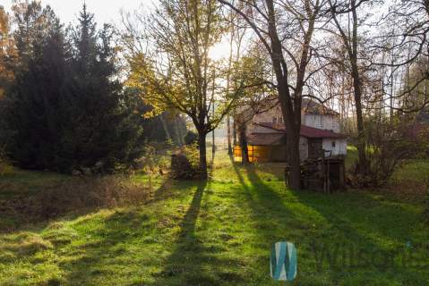 Atrakcyjna posiadłość, dom, siedlisko, las 