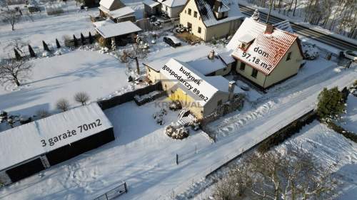 Dom z dużą działką I garażami, bliskio jeziora 