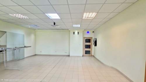 Lokal z witryną w pasażu handlowym blisko UMK