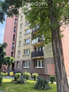 2 pokoje z balkonem i komórką na piętrze.