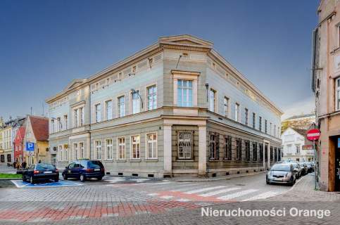 Budynek biurowy w centrum, z parkingiem