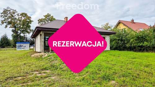 uroczy dom parterowy w otoczeniu przyrody