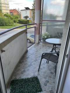 Na wynajem 2-pokojowe mieszkanie - 43 m2, parter z balkonem