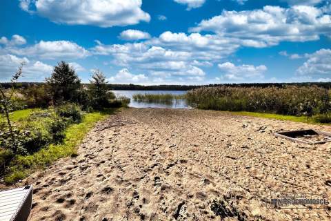 Prywatna plaża, teren i las nad jeziorem Dołgie.