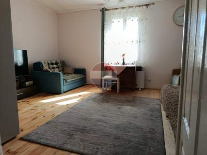 Klimatyczny drewniany dom wśród lasów w stylu rustykalnym