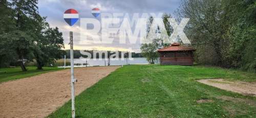 Działka budowlana z linią brzegową, Skolity