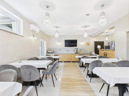 Obiekt hotelowy nad jeziorem na Mazurach.