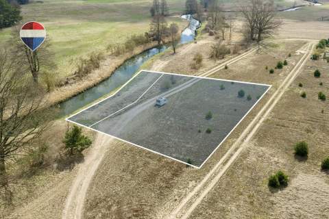 Działka z linią brzegową i zabudową rekreacyjną