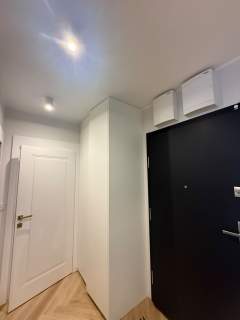 Nowoczesne, zadbane, 2-pok. z przestronną loggią i garażem.