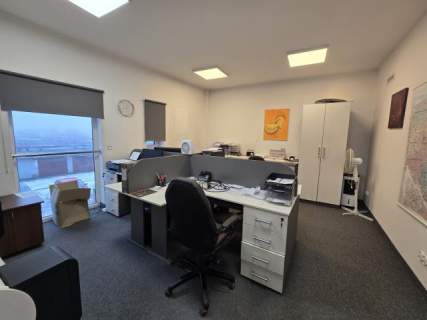 Nieruchomość komercyjna do wynajęcia, 305 m2, Łazy
