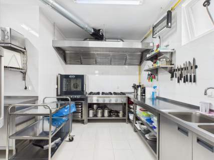 Obiekt hotelowy nad jeziorem na Mazurach.