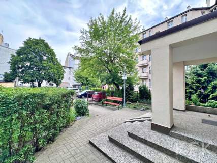 Piękny budynek Blok cegła Balkon Parking Film
