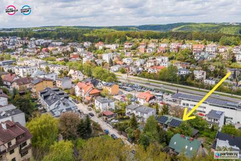 Kilka budynków gosp. 13KW foto Urządzony ogród