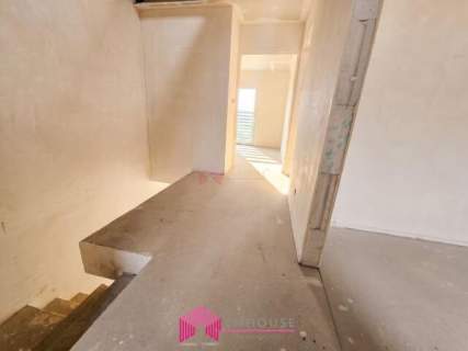 Nowoczesne domy w zadudowie bliżniaczej z garażem w bryle budynku