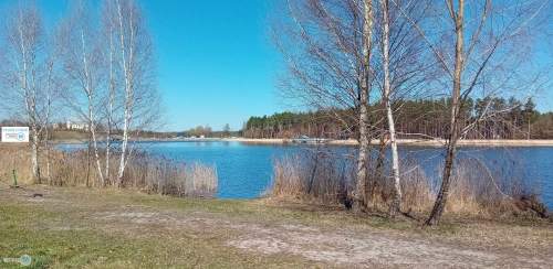Nieruchomość nad zalewem z prywatnym lasem