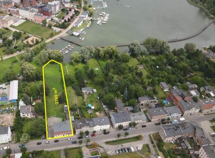 Kamienica w Chełmży nad brzegiem jeziora