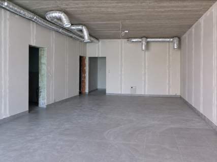 Lokal 74 m z witrynami ruchliwa ulica parking