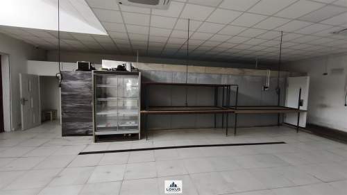 Magazyn z biurami 3 bramy parking plac