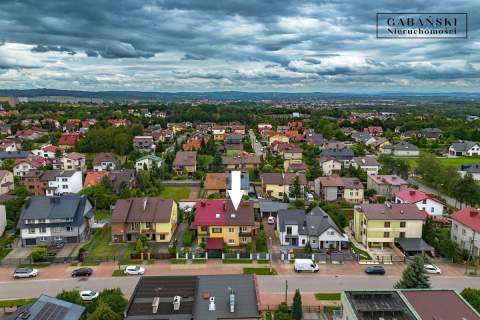 DOM W DOSKONAŁEJ LOKALIZACJI - KOMINEK, TARAS I OG