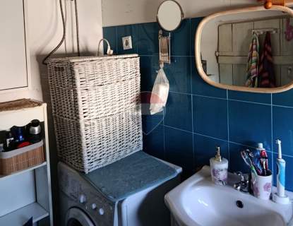 Klimatyczny drewniany dom wśród lasów w stylu rustykalnym