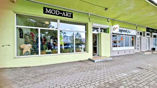 Lokal z witryną w pasażu handlowym blisko UMK