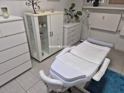 Działający fryzjer odstąpi lokal 64m2