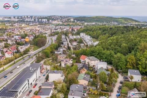 Kilka budynków gosp. 13KW foto Urządzony ogród