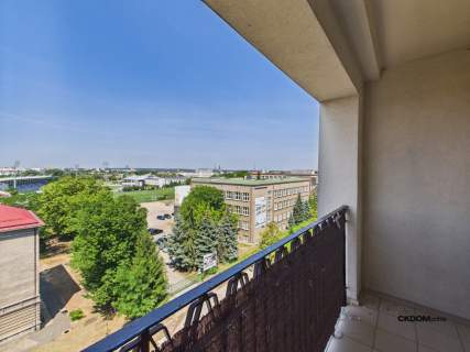 Kawalerka z dużym balkonem typu taras i widokiem na panoramę...