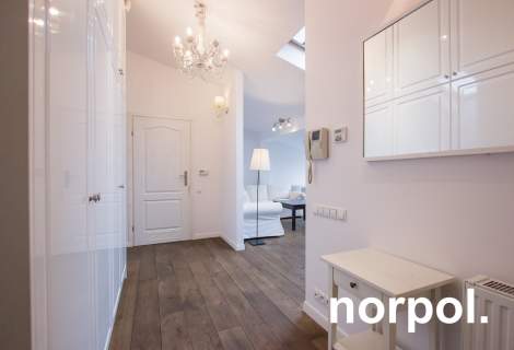 Przestronny apartament z osobną sypialnią i balkonem w centrum...
