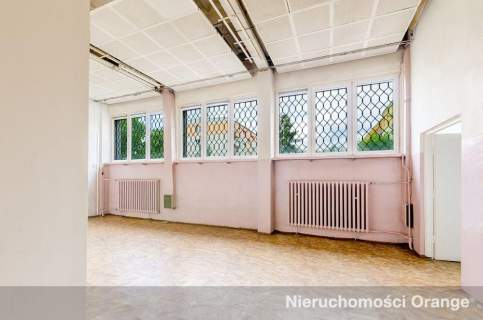 Budynek biurowo-usługowy przy drodze wojewódzkiej