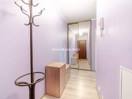 Ustawne 2 pokojowe mieszkanie w apartamentowcu.
