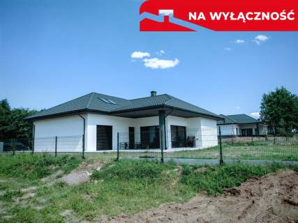 Nowy dom parterowy z antresolą.