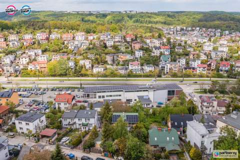 Kilka budynków gosp. 13KW foto Urządzony ogród