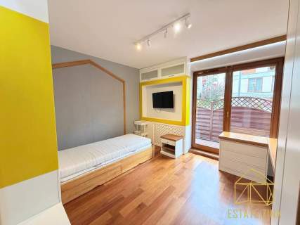 Przestronny apartament z prywatnym ogrodem